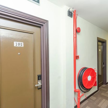 Super Oyo 1214 Oro Hotel Клуанг Экстерьер фото