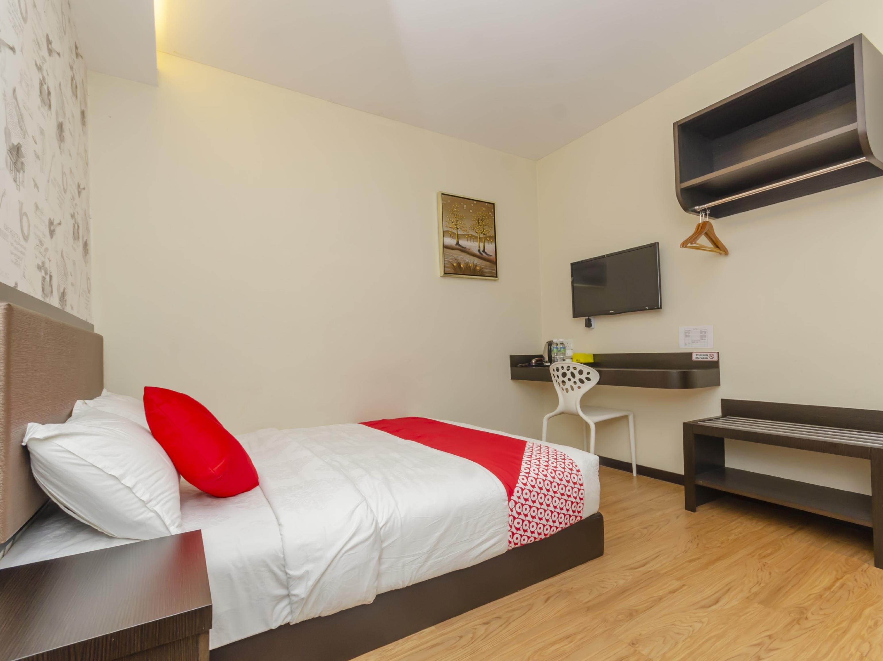 Super Oyo 1214 Oro Hotel Клуанг Экстерьер фото