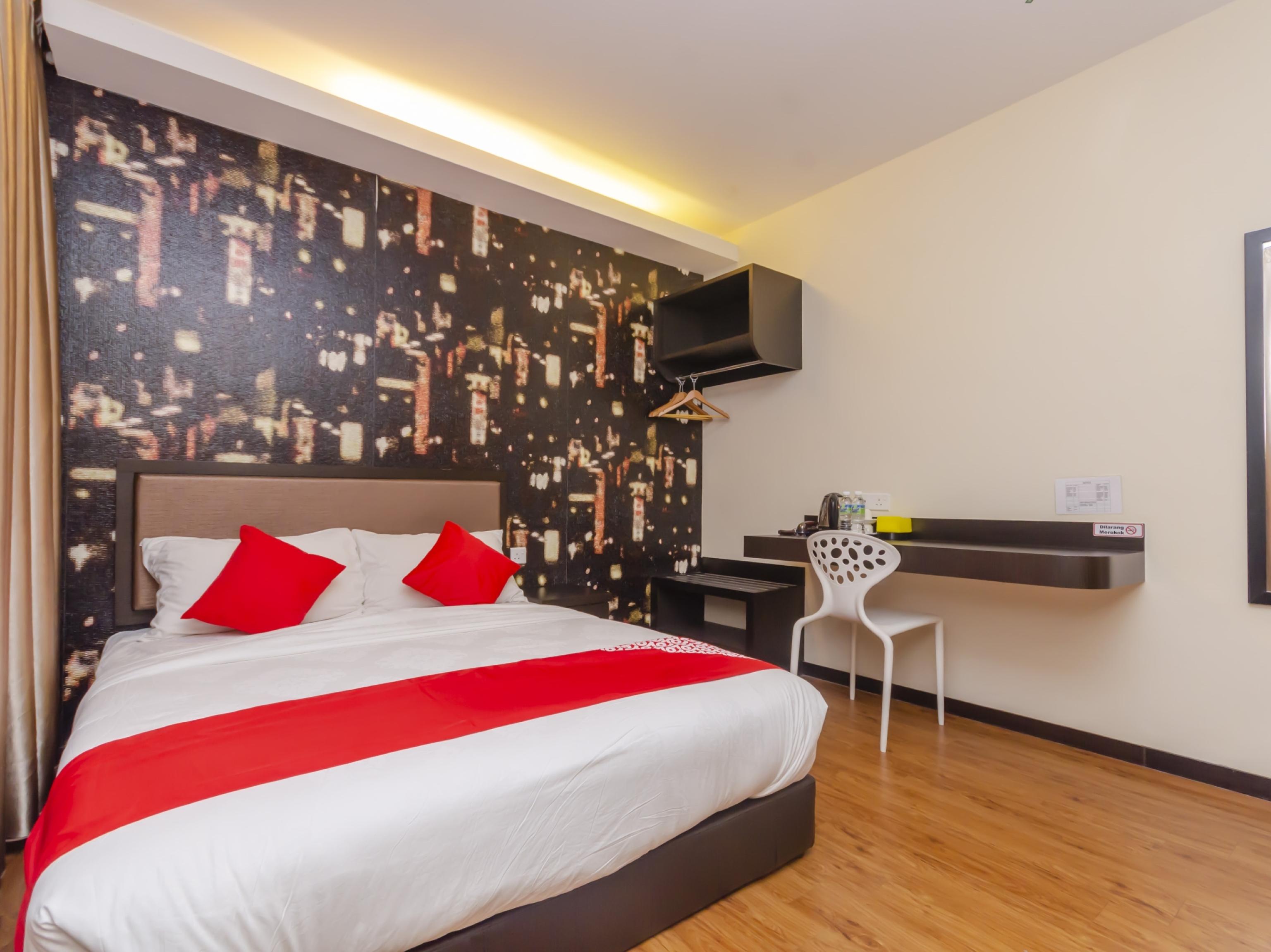 Super Oyo 1214 Oro Hotel Клуанг Экстерьер фото