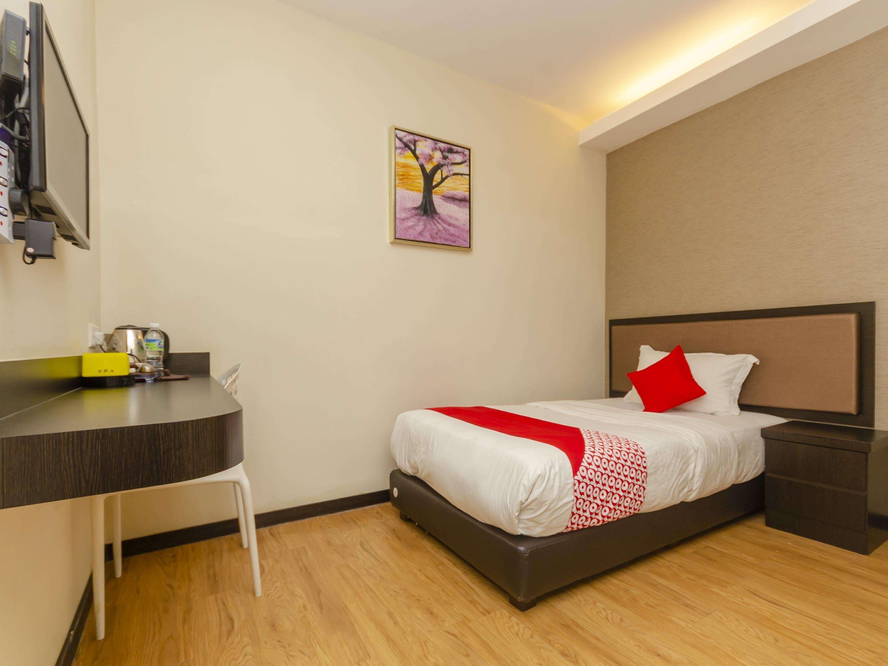 Super Oyo 1214 Oro Hotel Клуанг Экстерьер фото