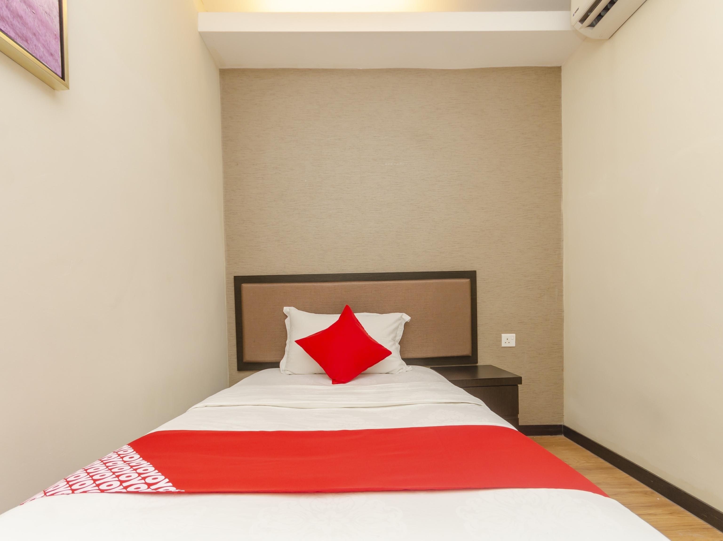 Super Oyo 1214 Oro Hotel Клуанг Экстерьер фото
