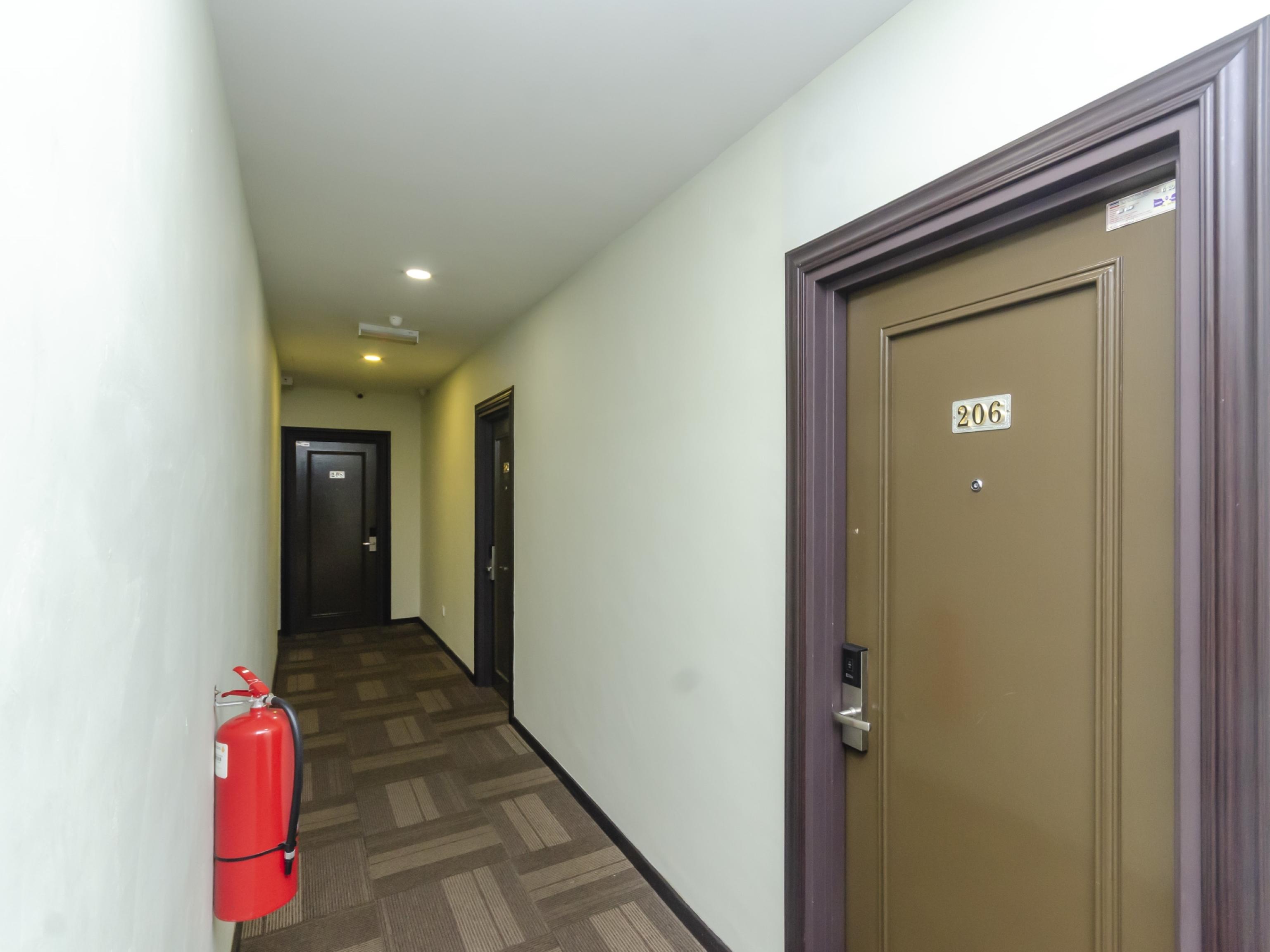 Super Oyo 1214 Oro Hotel Клуанг Экстерьер фото