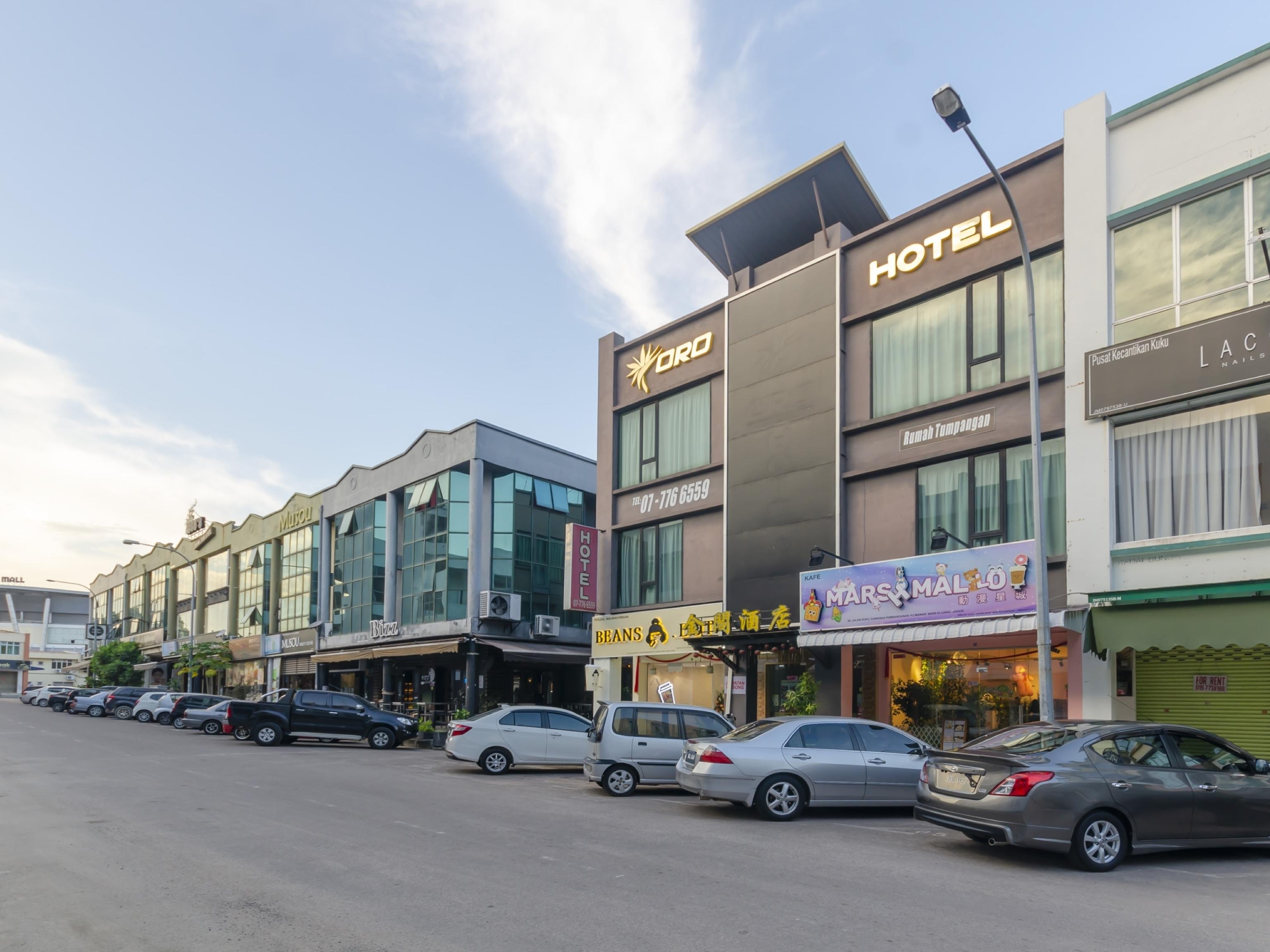 Super Oyo 1214 Oro Hotel Клуанг Экстерьер фото