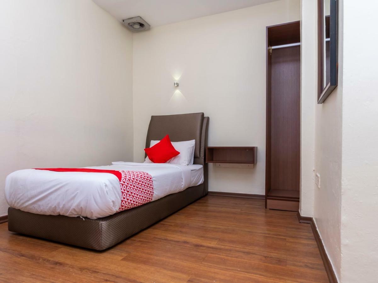 Super Oyo 1214 Oro Hotel Клуанг Экстерьер фото