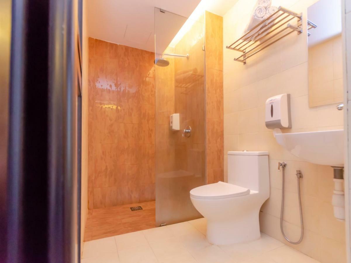 Super Oyo 1214 Oro Hotel Клуанг Экстерьер фото